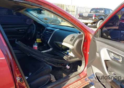 2015 Nissan Altima 2.5 S z USA, uszkodzony, nr VIN 1N4AL3AP7FN921819